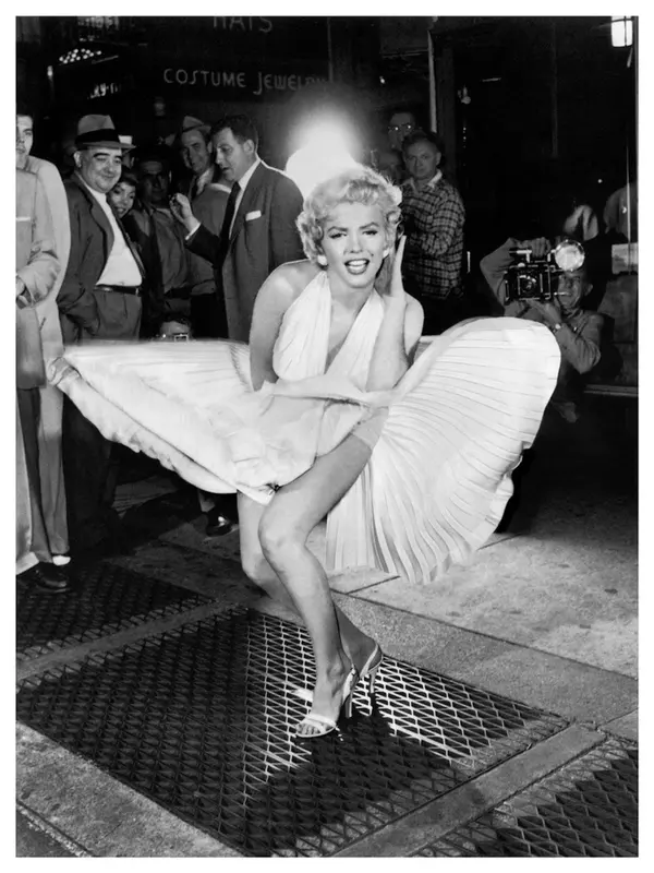  PORTRAITS N & B - Marilyn Monroe Subway Dress