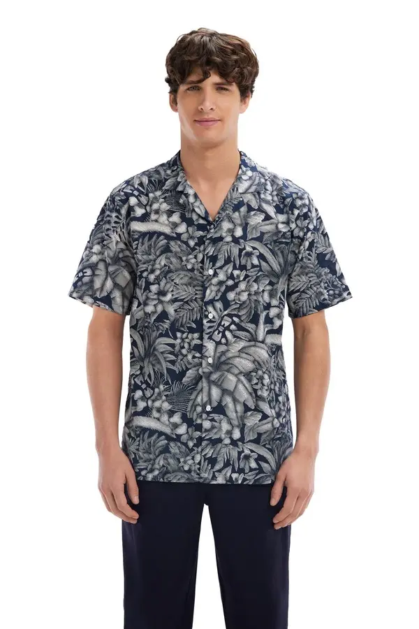 Slim fitted short-sleeved shirt in cotton with jungle print