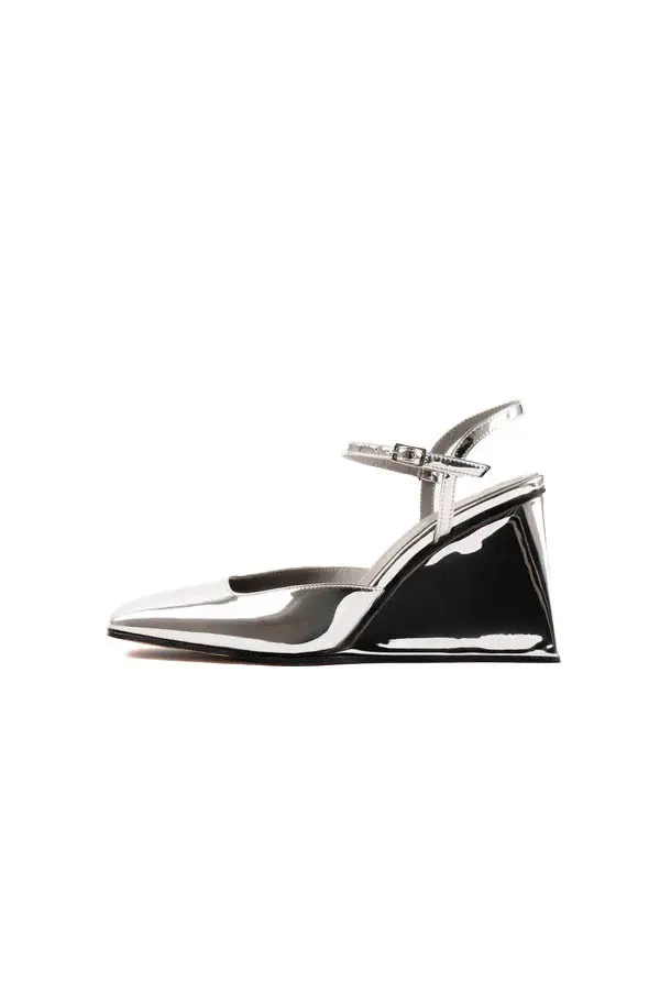 WOMAN'S PUMPS