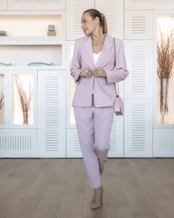 Mid-waist trousers featuring front pockets
