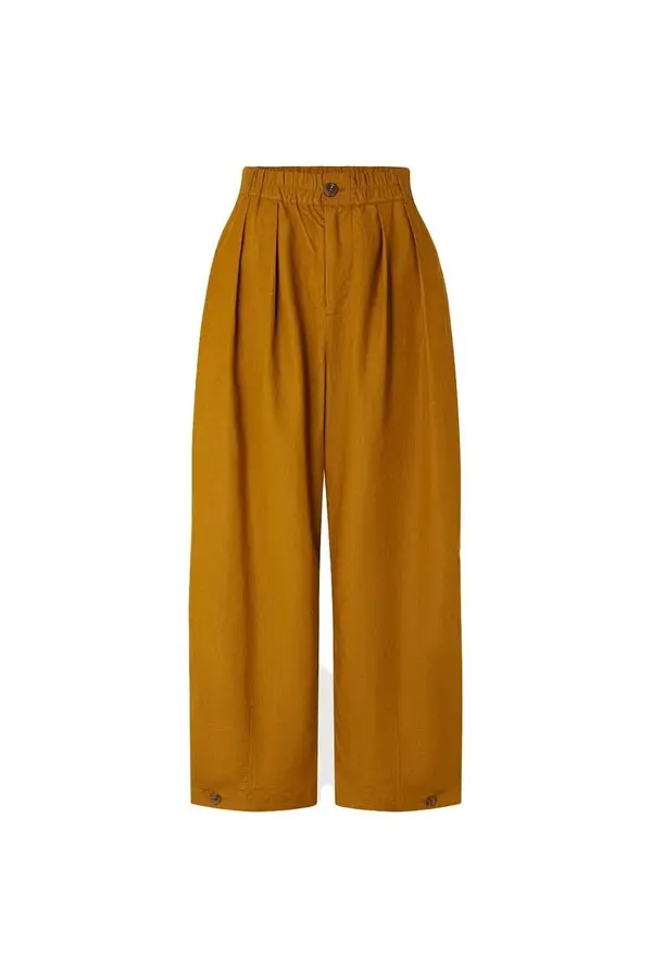 loose-fitting trousers 