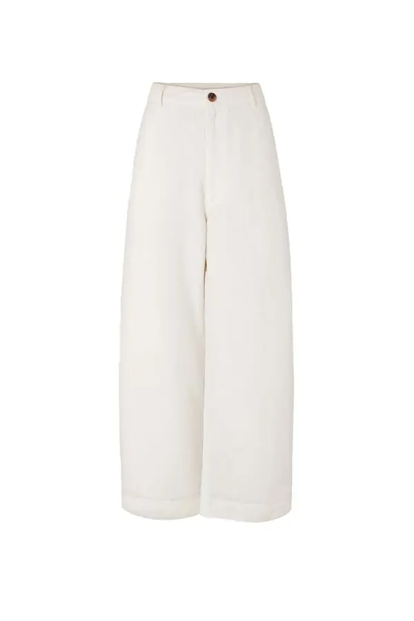 loose-fitting trousers 