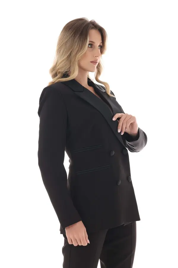  double-breasted blazer with satin lapels and matching tailored pants
