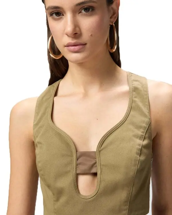 
Cotton crop top with neckline