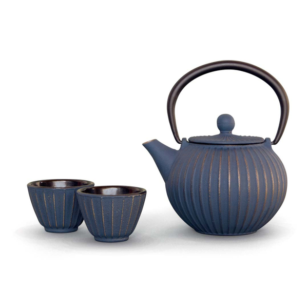 Cast iron teapot with filter and 4 glasses. Capacity 500 ml. Blue color.