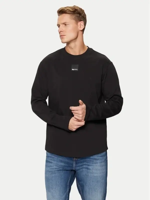 Long-Sleeve Curved Hem T-shirt