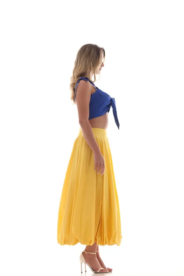 voluminous  balloon-style skirt with a cinched hem