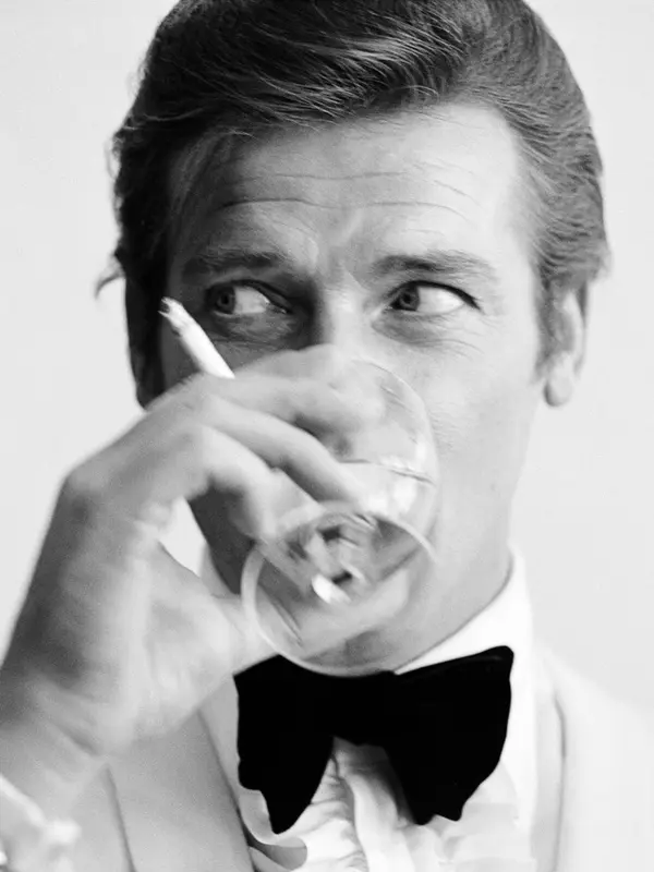 Portraits (B&W) - ROGER MOORE Image