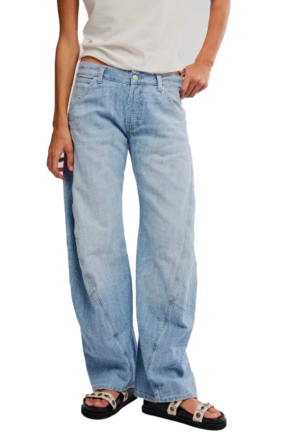 Bowed Legs Jeans with Sleek Twisted Seam