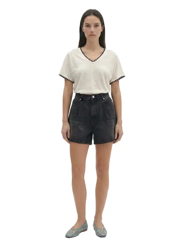 V-Neck Short-Sleeved T-Shirt With Topstitching