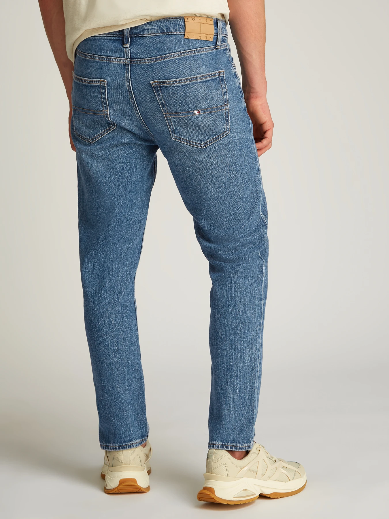 Regular Fit Tapered Dad Jeans Gallery
