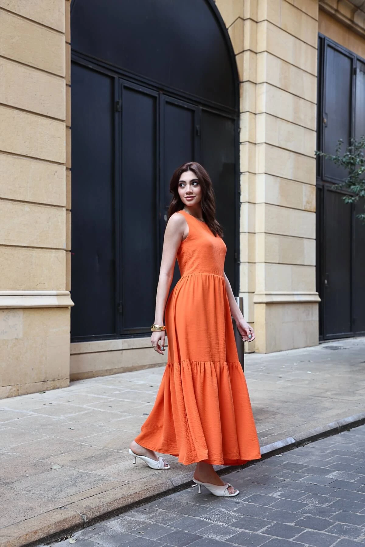 Long sleeveless dress with a round neckline Gallery