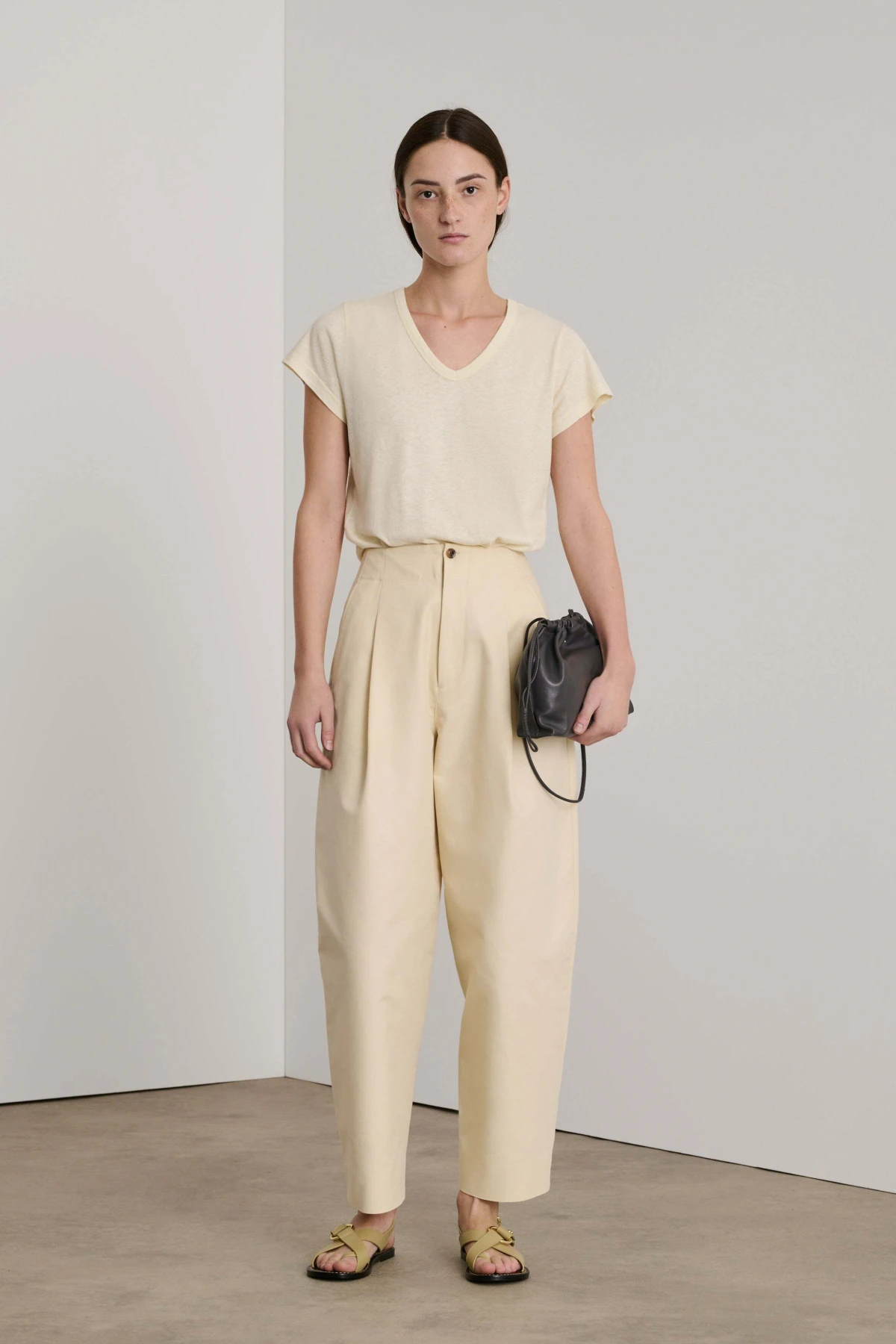Cotton and linen short sleeve v-neck T-shirt Gallery