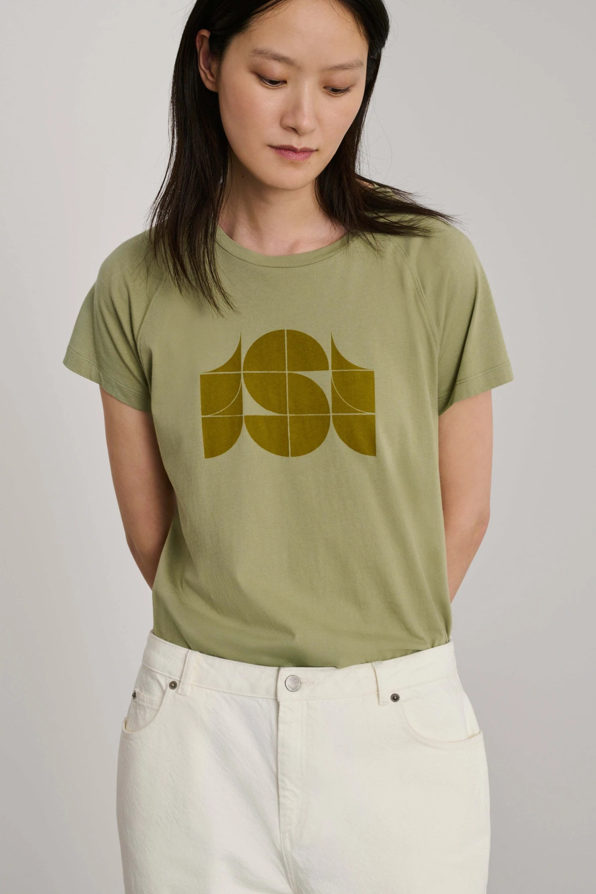 Straight cut Round collar T-shirt Gallery