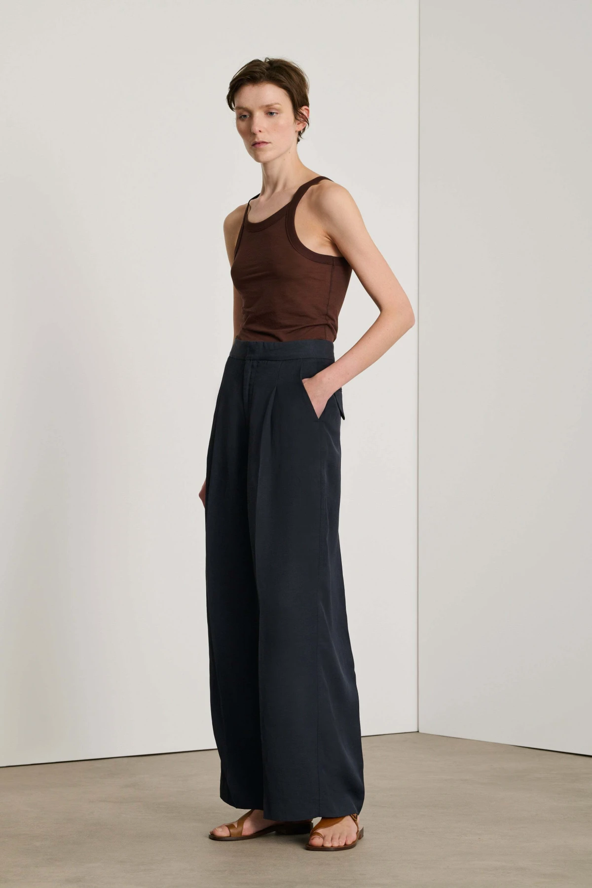 straight-cut close-fitting tank top Gallery