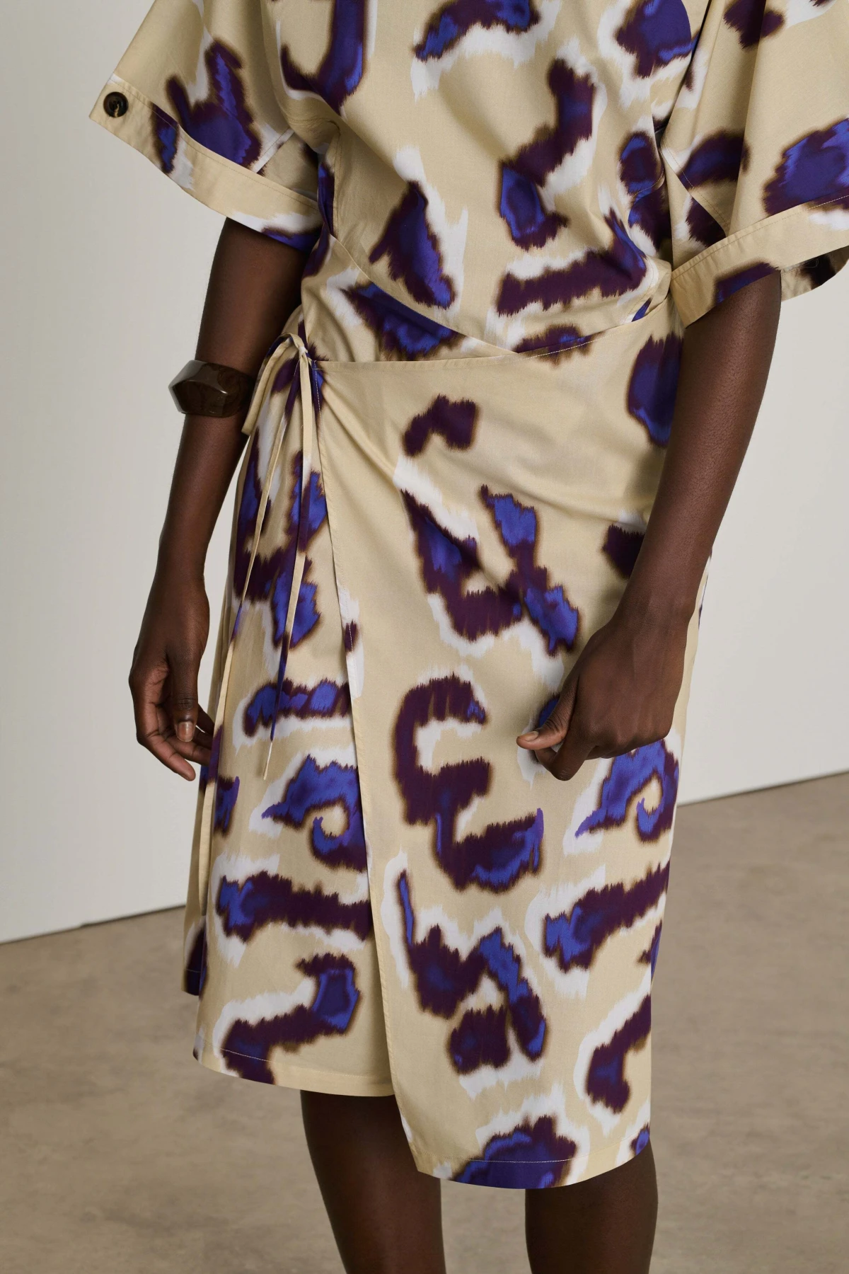Straight cut midi dress with adjustable tie at the waist Gallery