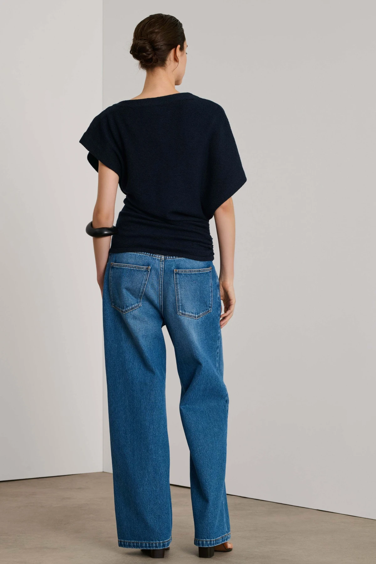 Straight cut mid-rise waist jeans Gallery