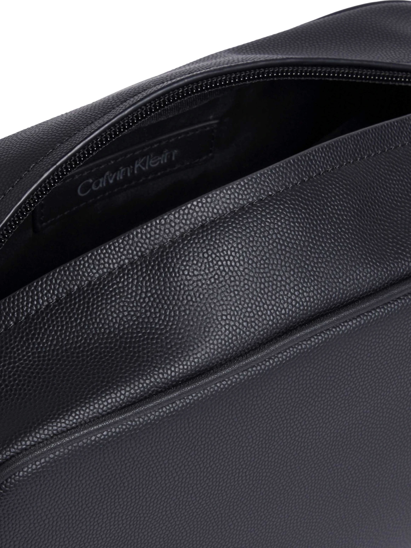 Textured Handle Strap Leather Washbag Gallery