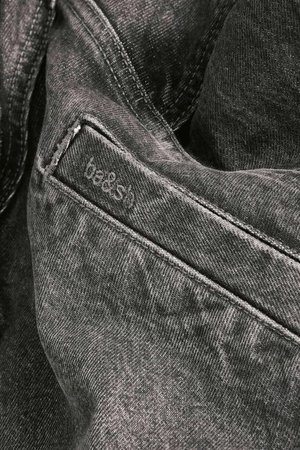 Women’s Sleeveless Denim Jacket 1 Image