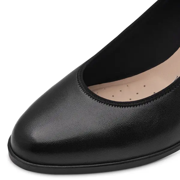 Classic Leather Round toe Pump 3 Image