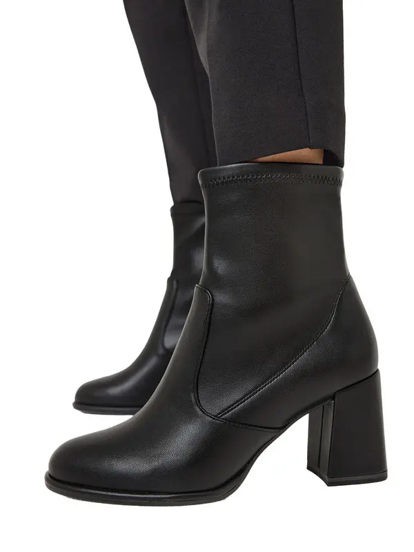 Heeled Ankle Boots with a Stretch Shaft and Block Heel 4 Image