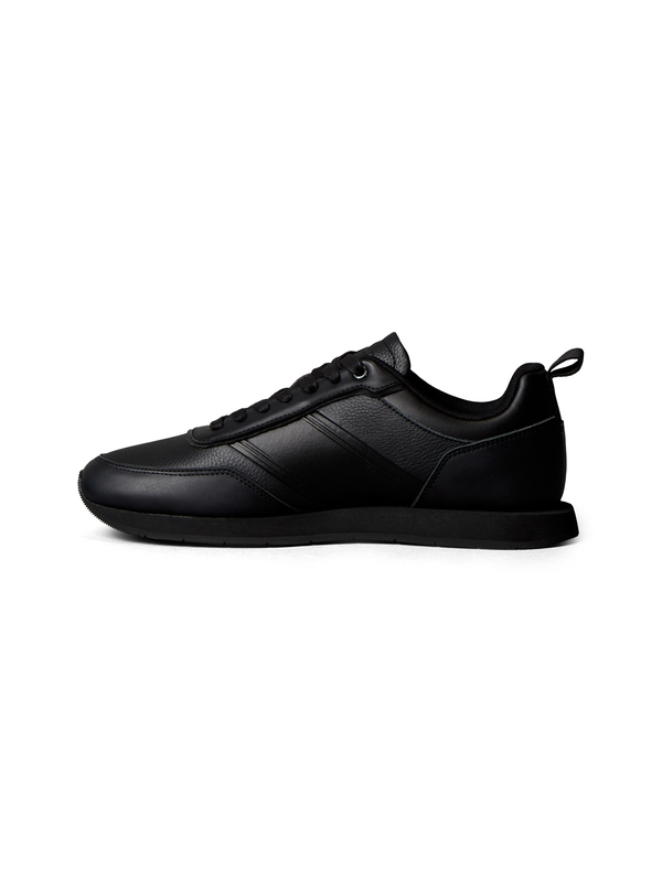 Classic low-top casual sneaker 1 Image