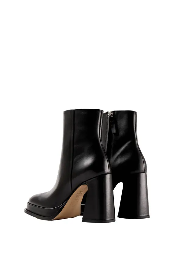 Chuncky Heel Leather Ankle Boots 5 Image
