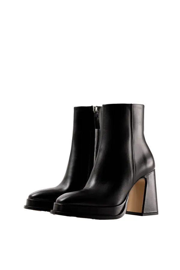 Chuncky Heel Leather Ankle Boots 6 Image