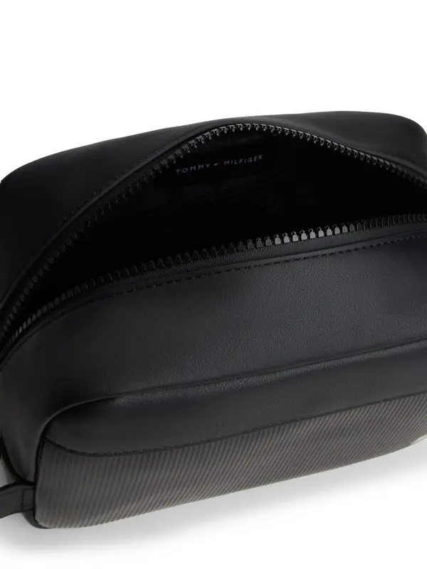 Hilfiger Flag Ribbed Leather Washbag 3 Image