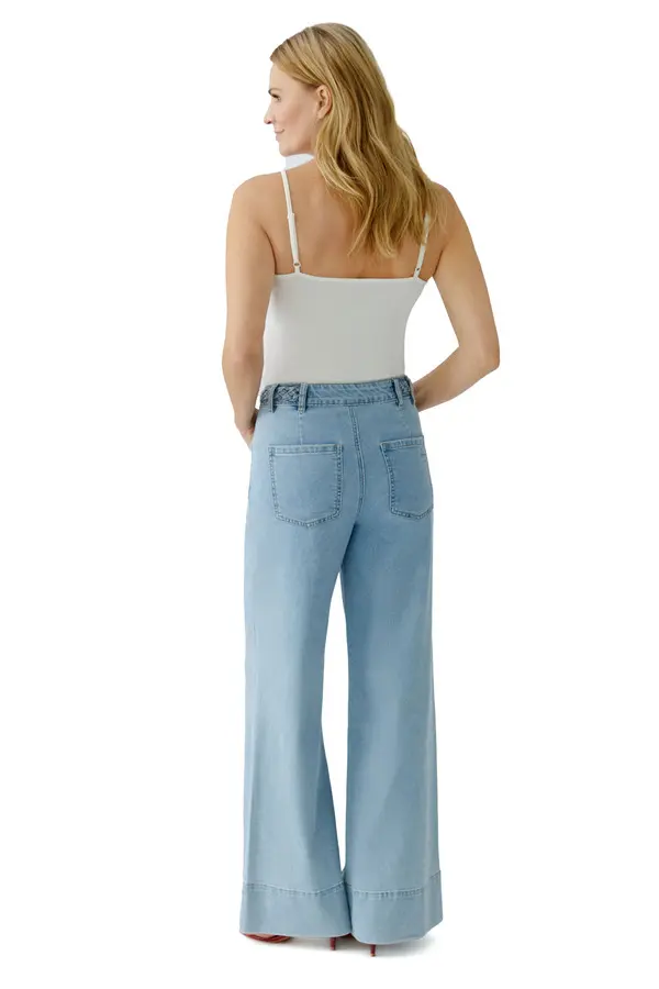 Slightly Flared Legs Hgh Waisted Jeans 2 Image