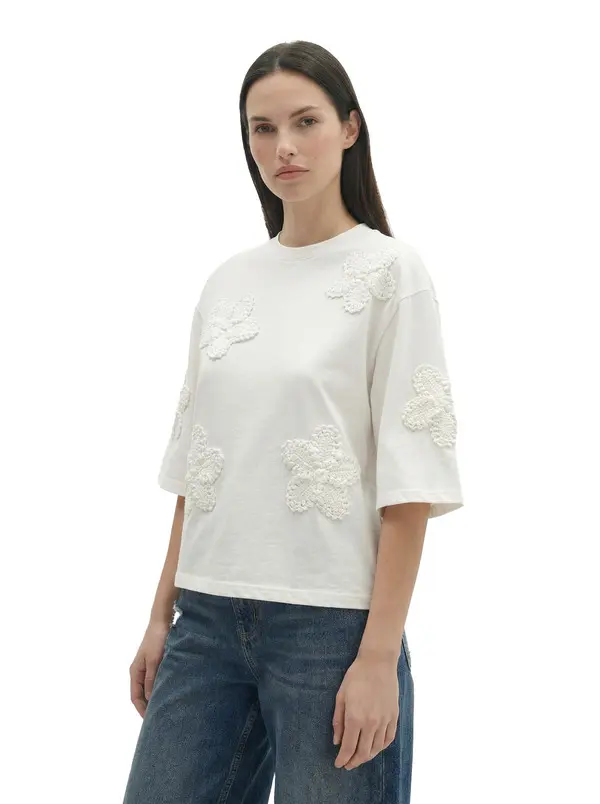 Short-Sleeve Round Neck T-Shirt With Crochet Flowers 3 Image