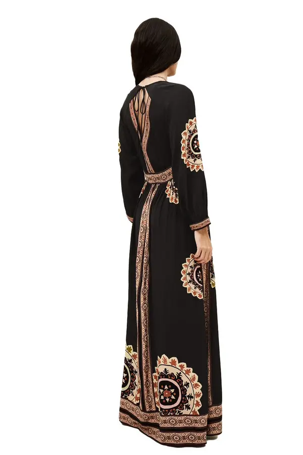 Bohemian Maxi Dress with Medallion Print and V-Neckline 2 Image